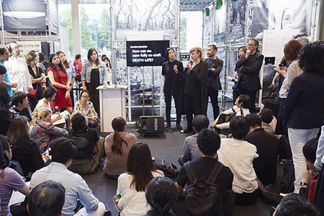 よき死のために、私たちがすべきことは、手をつなぐことかもしれない